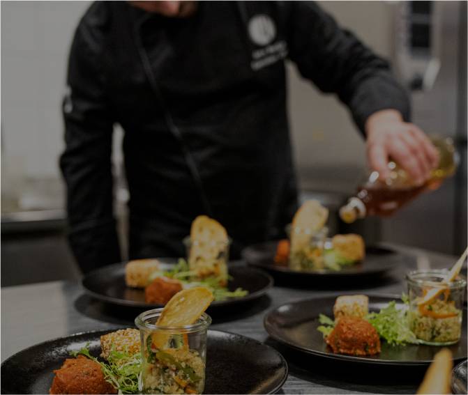 Catering Mitarbeiter bei der Essens-Zubereitung