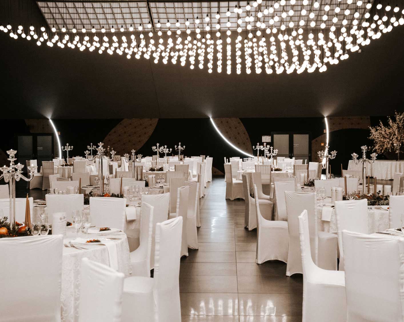 Vorbereitete Event-Location mit weißen Tischen