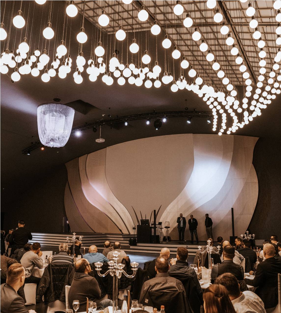 Event Location Bühne mit vollem Saal