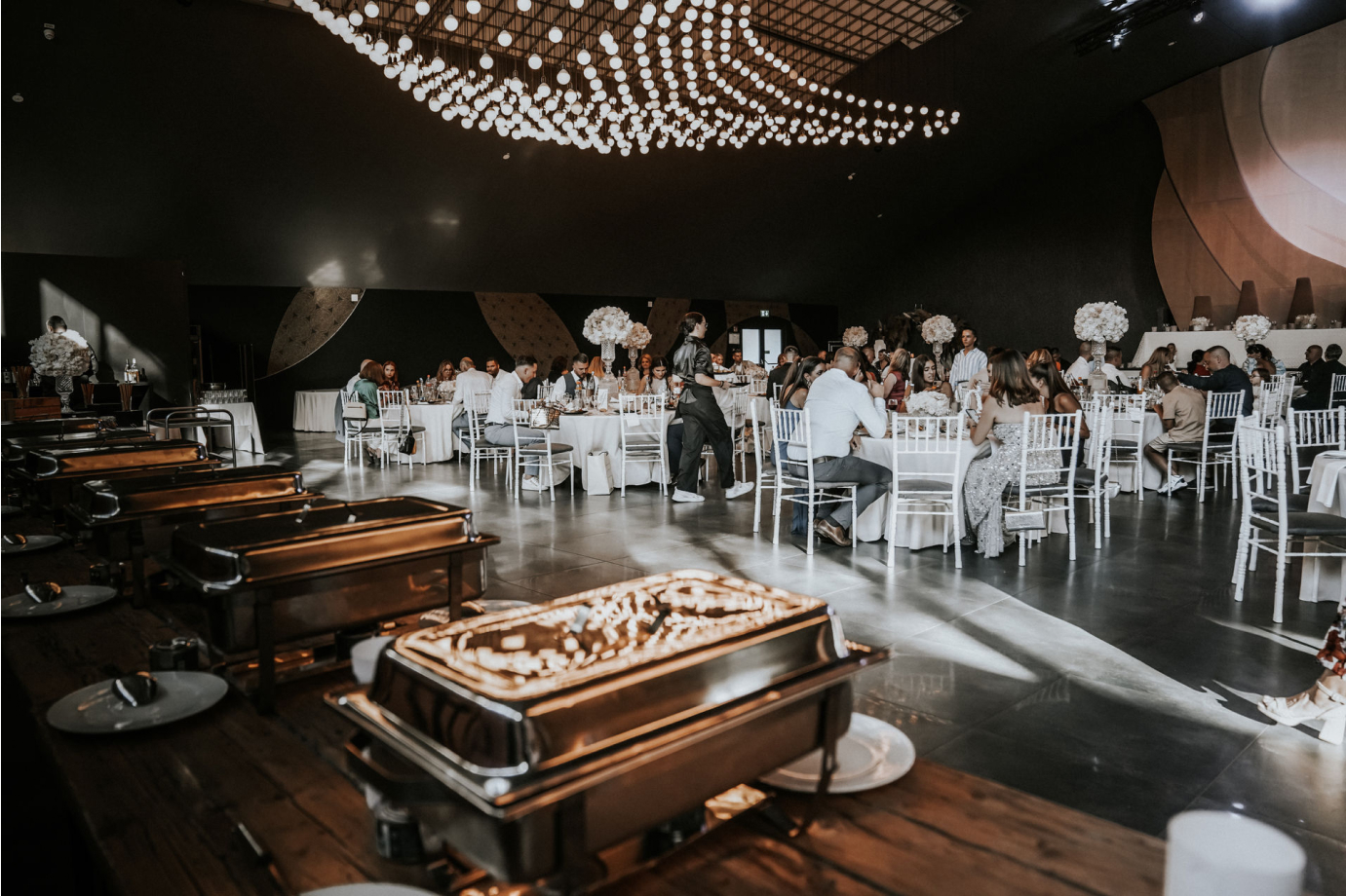 Buffet mit gefülltem Raum