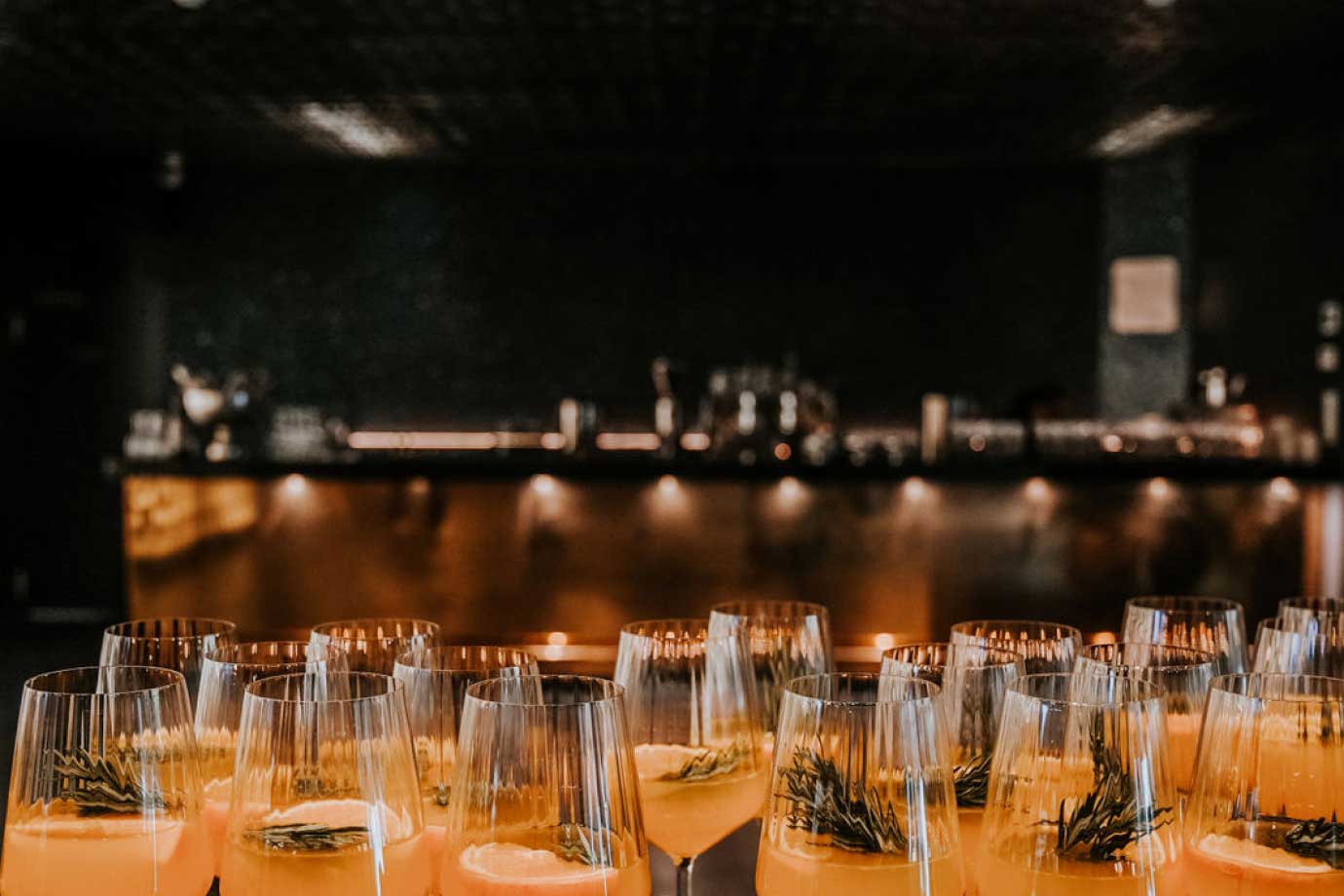 Angerichtete Drinks vor einer Bar