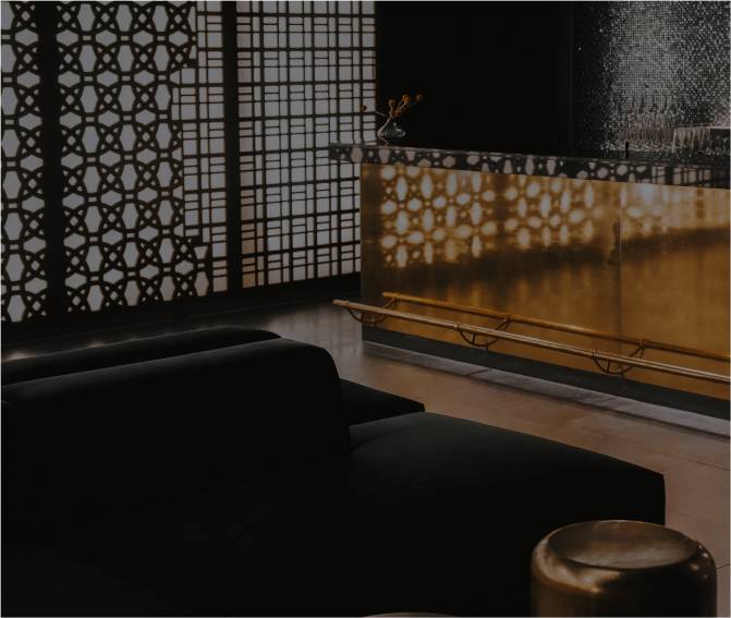 Eine stilvolle Bar mit eleganten goldenen Akzenten