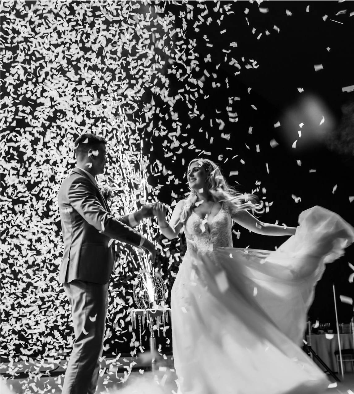 Hochzeitspaar tanzend in Konfetti-Regen