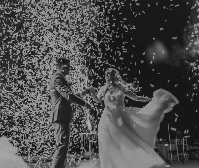 Hochzeitspaar tanzend in Konfetti-Regen