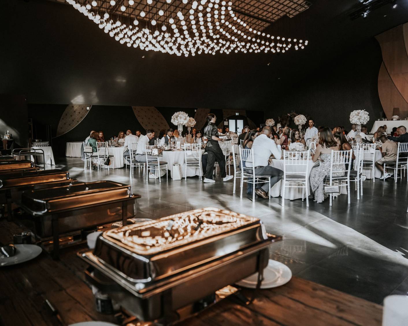 Hochzeitsempfang mit elegant gedeckten Tischen und Stühlen.