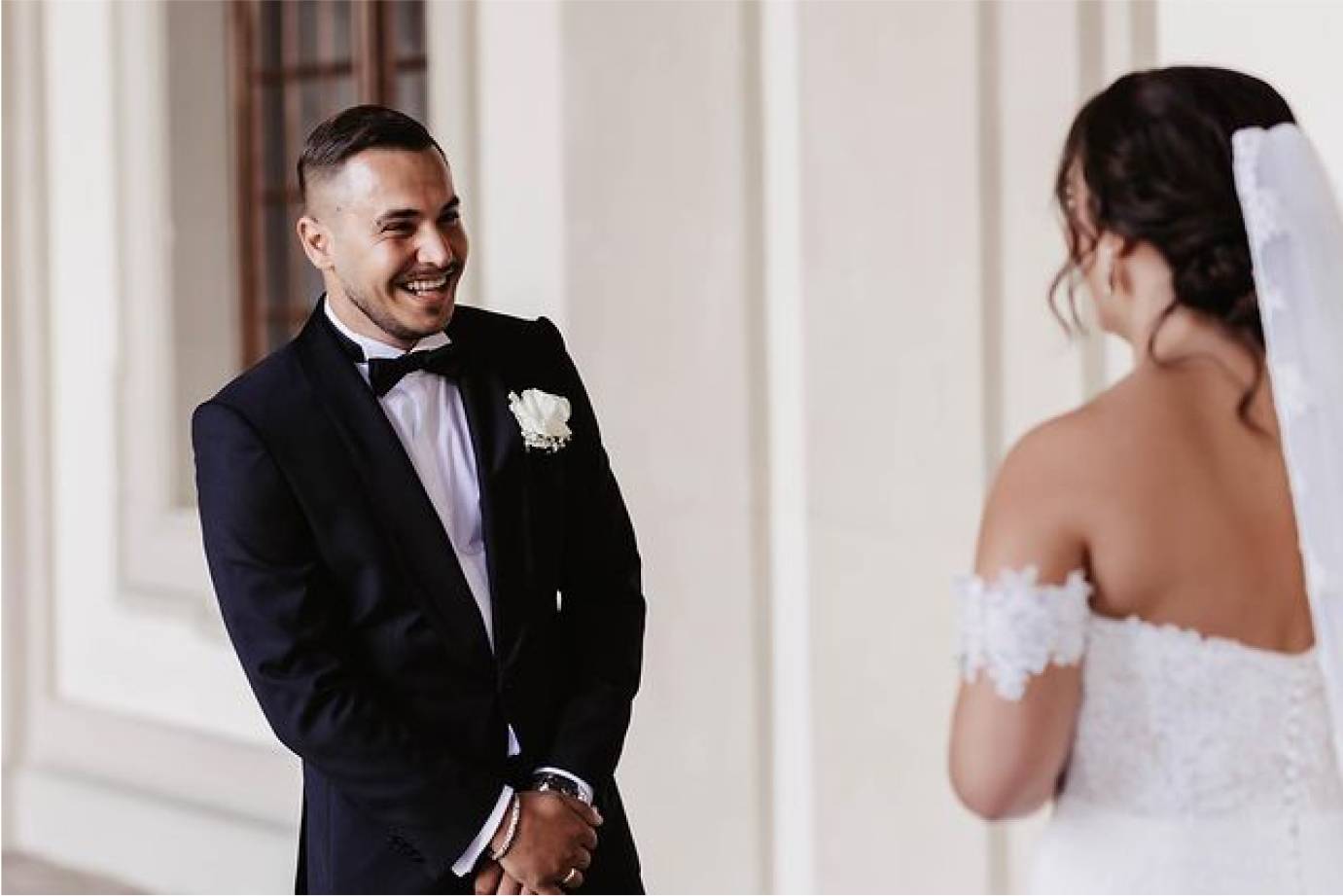Fröhliches Hochzeitspaar
