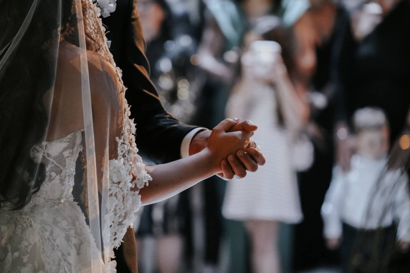 Tanzendes Hochzeitspaar vor Publikum